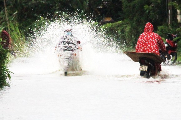 Bão đi qua, hàng ngàn nhà dân ngập sâu trong biển nước ảnh 6