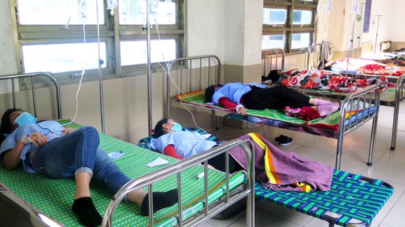 Ăn trưa, 84 công nhân bị ngộ độc thực phẩm ảnh 1