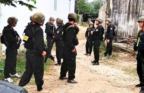 Khởi tố ổ bạc, 31 đối tượng bị tạm giam ảnh 1