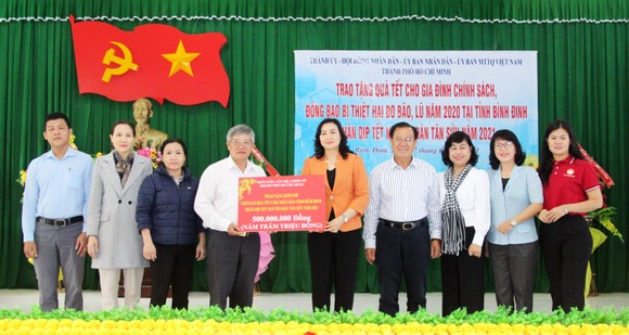 TPHCM tặng quà tết người dân Bình Định ảnh 1