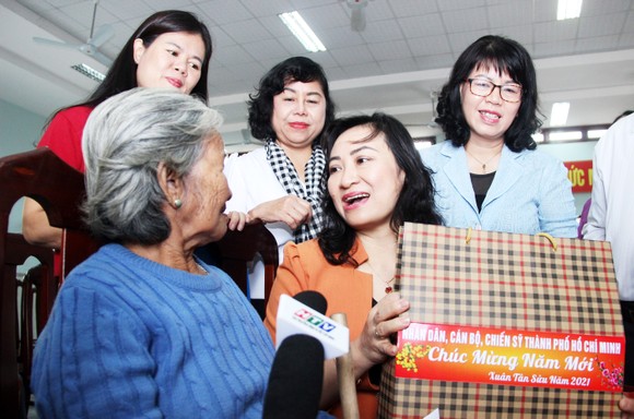 TPHCM tặng quà tết người dân Bình Định ảnh 3