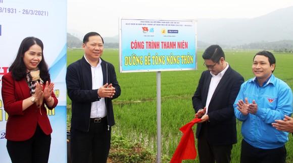 Tặng quà tết cho người dân nghèo miền núi Bình Định ảnh 4