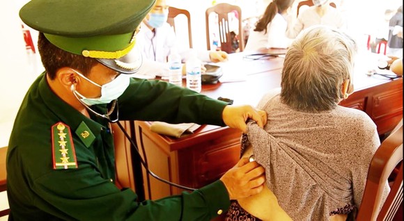 Ra quân làm sạch biển, trồng cây xanh hưởng ứng 'Tháng 3 biên giới' ảnh 4