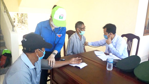 Ra quân làm sạch biển, trồng cây xanh hưởng ứng 'Tháng 3 biên giới' ảnh 6