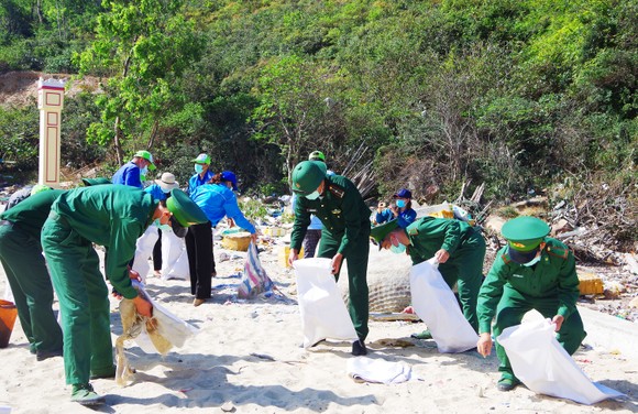 Ra quân làm sạch biển, trồng cây xanh hưởng ứng 'Tháng 3 biên giới' ảnh 2