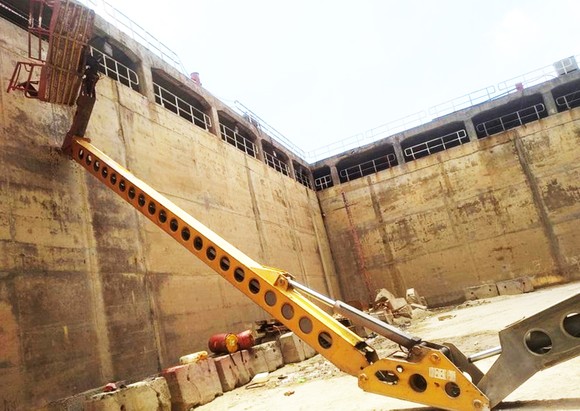 Lật lồng nâng tại công ty tàu thủy Dung Quất, 2 người tử vong tại chỗ ảnh 1