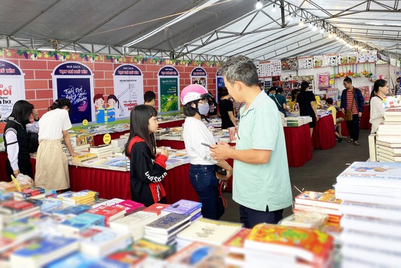 Hội sách Phú Yên quyên góp tủ sách Trường Sa ảnh 2
