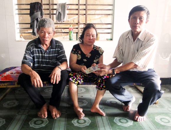 Trao tiền bạn đọc Báo SGGP hỗ trợ vợ chồng già hái dừa thuê ảnh 1