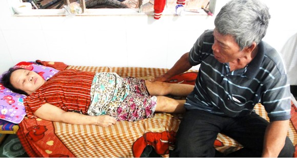 Trao tiền bạn đọc Báo SGGP hỗ trợ vợ chồng già hái dừa thuê ảnh 2