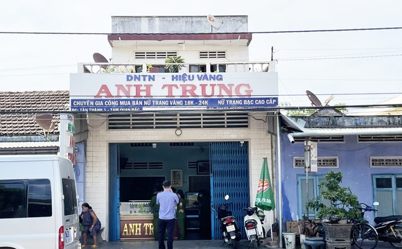 Kẻ trộm đột nhập hiệu vàng lấy đi 300 lượng vàng 18K ảnh 1