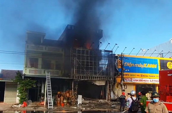 Cháy tòa nhà 3 tầng, 4 người trong ngôi nhà chạy thoát ảnh 1