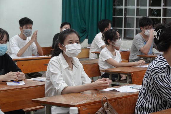 Sĩ tử vùng dịch miền Trung vững tâm với môn thi đầu tiên ảnh 5