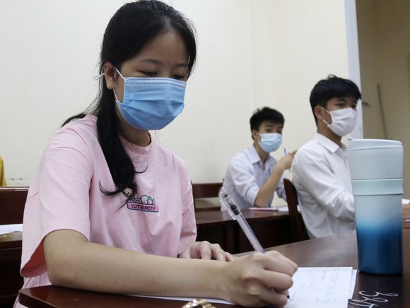 Sĩ tử vùng dịch miền Trung vững tâm với môn thi đầu tiên ảnh 1