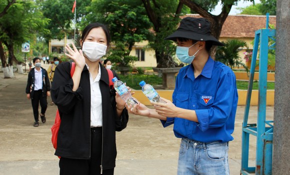 Sĩ tử vùng dịch miền Trung vững tâm với môn thi đầu tiên ảnh 6
