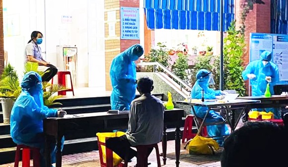 Chi 10 triệu đồng thuê xe cứu thương từ vùng dịch để về quê ảnh 2
