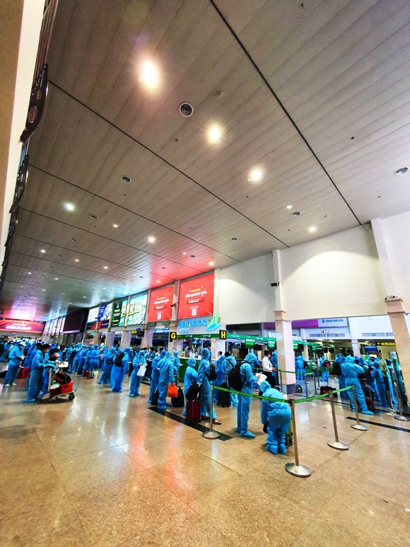 Chuyến bay đầu tiên đưa 197 công dân Bình Định từ TPHCM về quê ảnh 16