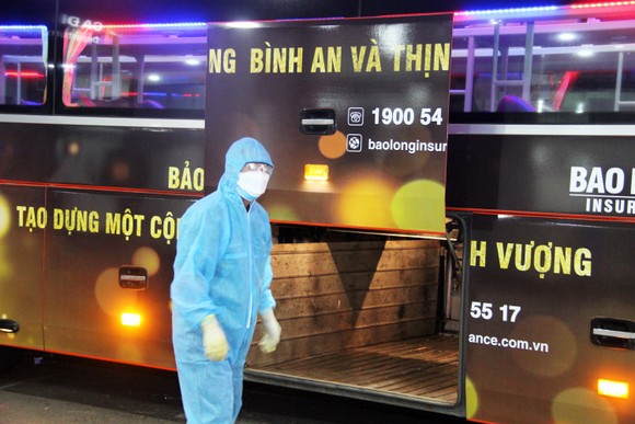 Chuyến bay đầu tiên đưa 197 công dân Bình Định từ TPHCM về quê ảnh 7