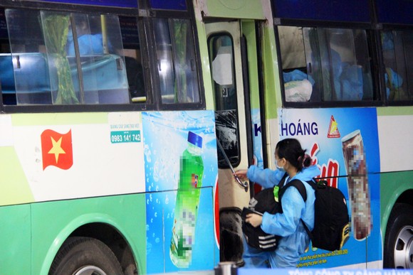 Chuyến bay đầu tiên đưa 197 công dân Bình Định từ TPHCM về quê ảnh 13