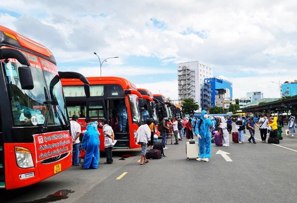 20 chuyến xe đón gần 400 người dân Phú Yên từ TPHCM về quê ảnh 8