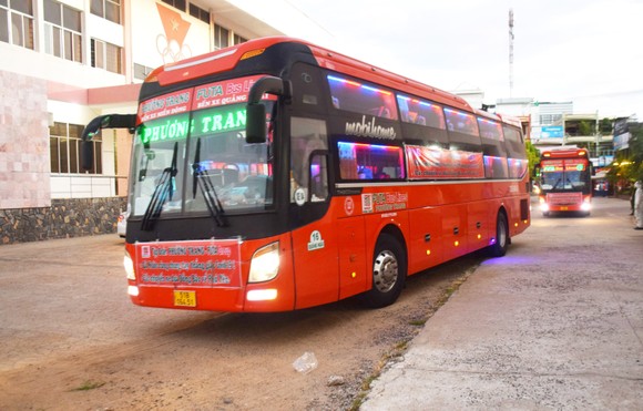 20 chuyến xe đón gần 400 người dân Phú Yên từ TPHCM về quê ảnh 1