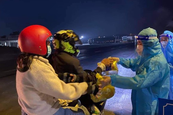 Bình Định duy trì 2 chốt hỗ trợ người dân về quê ảnh 2
