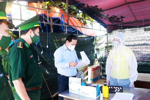 Bình Định: Truy vết F0 'lòi' ra giám đốc sở và phó cục trưởng chơi golf trong lúc toàn tỉnh giãn cách ảnh 2