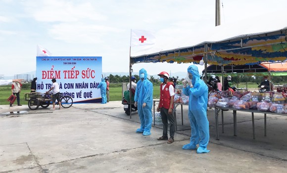 Phú Yên, Bình Định nấu cơm 'tiếp sức' người dân đi xe máy về quê ảnh 5