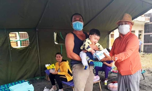 Phú Yên, Bình Định nấu cơm 'tiếp sức' người dân đi xe máy về quê ảnh 2
