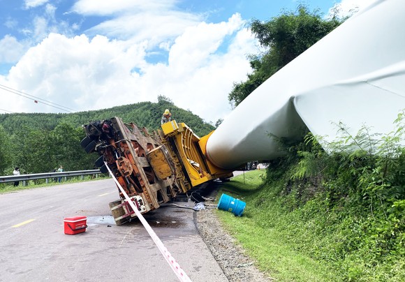 Xe chở cánh quạt điện gió ''khủng'' bị lật trên đèo An Khê ảnh 2