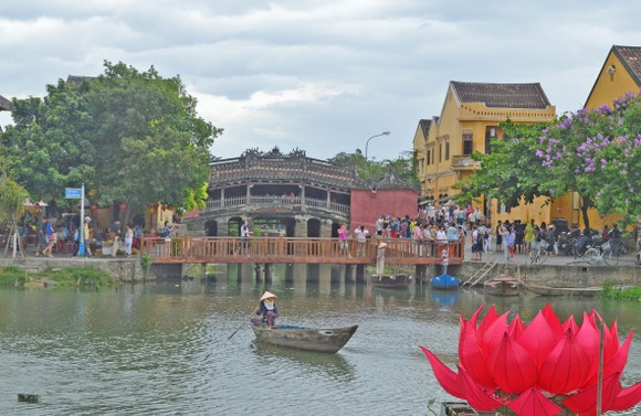Phố cổ Hội An rước “Sắc bùa chúc Xuân” tại hội Tết Nguyên đán ảnh 1