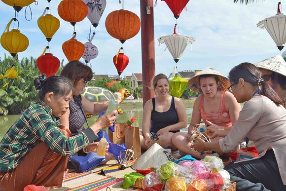 Phố cổ Hội An rước “Sắc bùa chúc Xuân” tại hội Tết Nguyên đán ảnh 3