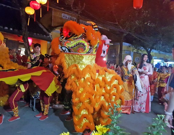 Đêm giao thừa, hoa hậu Tiểu Vy tham gia rước sắc bùa tại Hội An ảnh 1