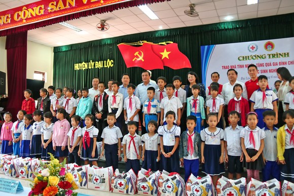Phó Chủ tịch nước Đặng Thị Ngọc Thịnh thăm, tặng quà cho các em học sinh, hộ nghèo huyện Đại Lộc, Quảng Nam ảnh 1