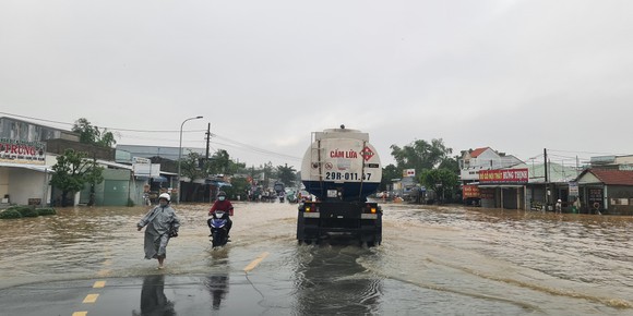 Dọn dẹp sau khi nước lũ rút, 2 mẹ con bị điện giật tử vong ảnh 2