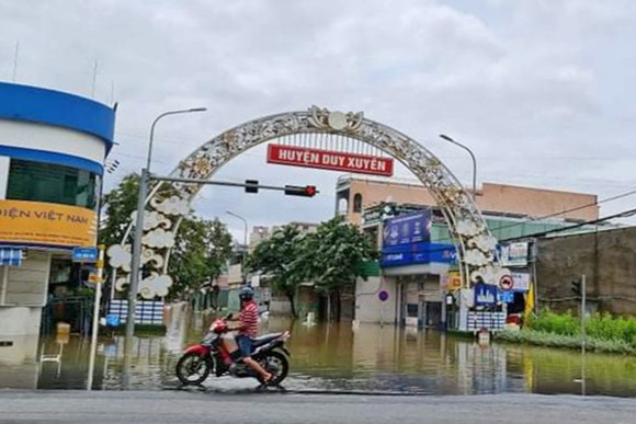 Dọn dẹp sau khi nước lũ rút, 2 mẹ con bị điện giật tử vong ảnh 1