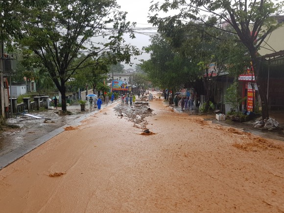 Hàng chục người bị sạt lở núi vùi lấp tại Quảng Nam ảnh 1