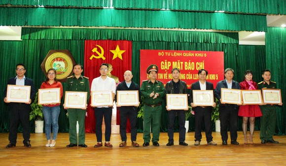 Quân khu 5 phối hợp chặt chẽ với báo chí tuyên truyền hiệu quả trong năm 2021 ảnh 4