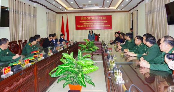 Trưởng Ban Dân vận Trung ương thăm, tặng quà cán bộ, chiến sĩ tại Quảng Nam ảnh 1