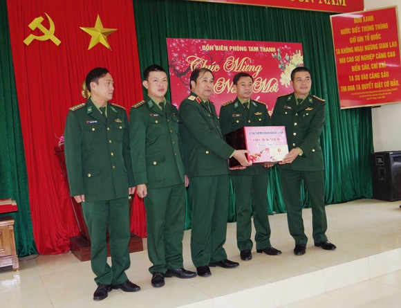 Thăm và chúc tết cán bộ, chiến sĩ Đồn Biên phòng Tam Thanh ảnh 2