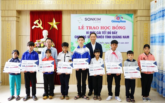 Trao 20 sổ tiết kiệm cho học sinh vùng sạt lở Quảng Nam ảnh 1
