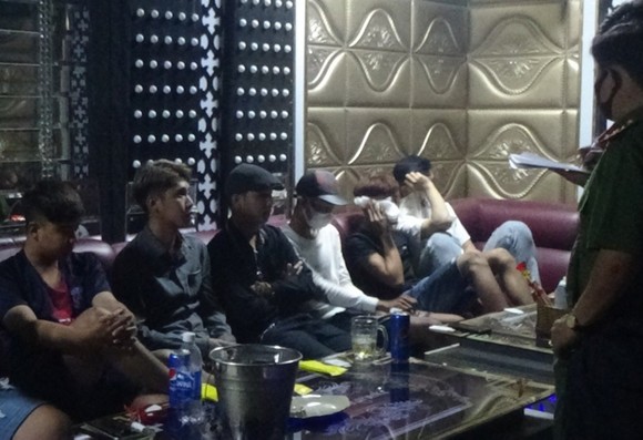 Phát hiện 9 người dương tính với ma tuý tại quán karaoke ảnh 1