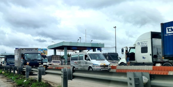 Cao tốc TP Hồ Chí Minh - Trung Lương ùn ứ do không có giấy xét nghiệm Covid-19 ảnh 1