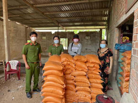 Công an huyện Đức Hòa hỗ trợ gần 35 tấn gạo và nhiều rau củ cho người lao động ảnh 1