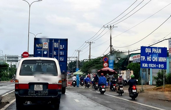 Từ 0 giờ ngày 18-10, Long An dừng tất cả các trạm kiểm tra phòng chống dịch Covid-19 ảnh 1