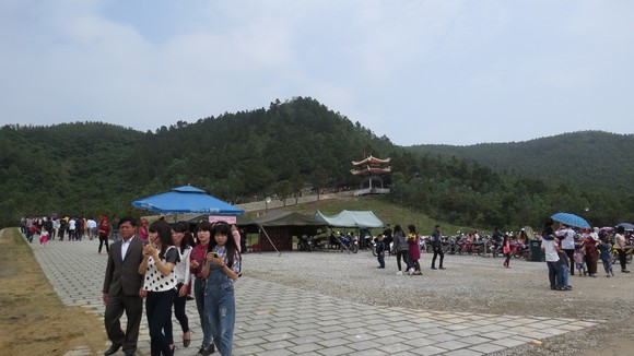 Bàn giao công tác quản lý, bảo vệ mộ Đại tướng Võ Nguyên Giáp cho địa phương và gia đình ảnh 1