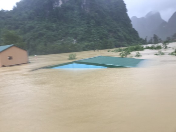 Lũ chồng lũ, hàng ngàn nhà dân ở Quảng Bình chìm trong biển nước ảnh 11