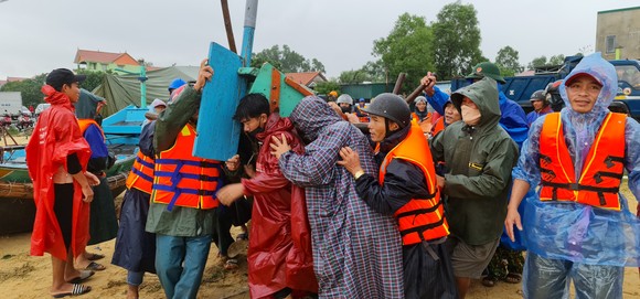 Cụ ông bật khóc nhận suất cơm nóng giữa mênh mông nước bạc ảnh 14