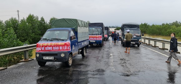Cụ ông bật khóc nhận suất cơm nóng giữa mênh mông nước bạc ảnh 11