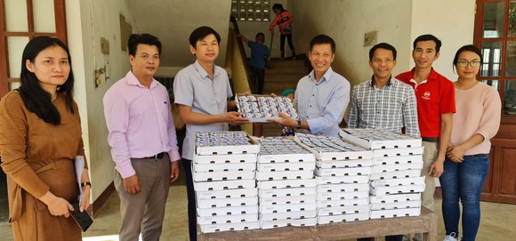 Trao 1 tỷ đồng xây dựng điểm trường mầm non vùng lũ bản Khe Cát ảnh 1