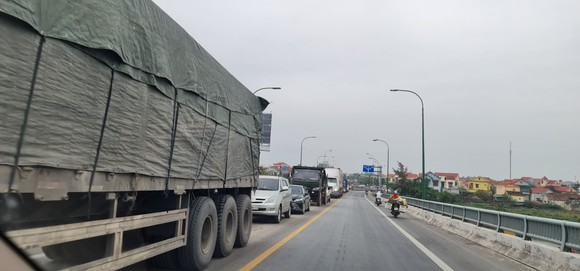 Ùn tắc trạm BOT Quán Hàu do xe tải nổ lốp gây cháy ảnh 2